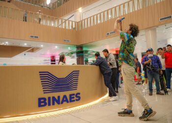 Luisito Comunica elogia la BINAES de El Salvador tras conocer la de Oslo