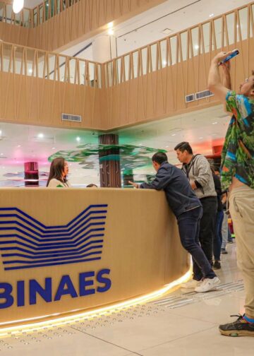 Luisito Comunica elogia la BINAES de El Salvador tras conocer la de Oslo