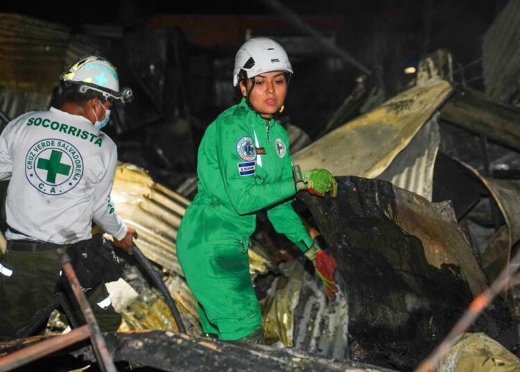 Afectados por incendio en Santa Ana recibirán el 100 % de ayuda económica