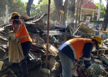 Avanza desalojo de escombros en mercado provisional de Santa Ana Centro