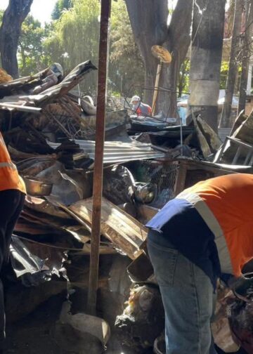 Avanza desalojo de escombros en mercado provisional de Santa Ana Centro