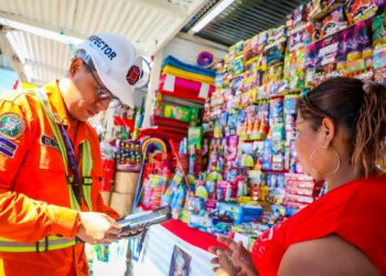 Bomberos inspeccionan ventas de pólvora en San Salvador