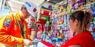 Bomberos inspeccionan ventas de pólvora en San Salvador