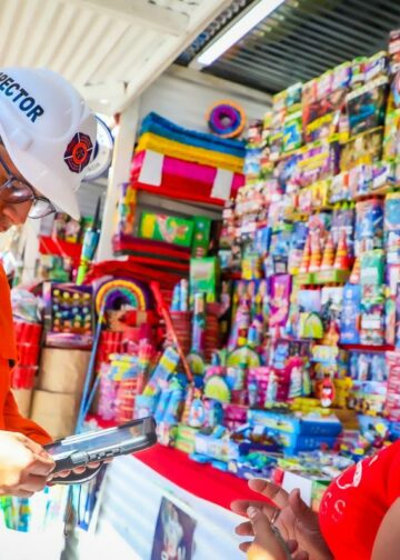 Bomberos inspeccionan ventas de pólvora en San Salvador