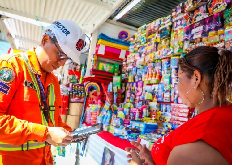 Bomberos inspeccionan ventas de pólvora en San Salvador