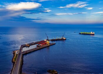 Gobierno y Yilport modernizan la terminal del Puerto de Acajutla