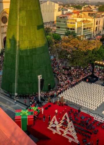 Salvadoreños asisten a la inauguración de la Villa Navideña en El Centro Histórico