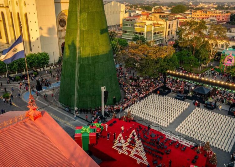 Salvadoreños asisten a la inauguración de la Villa Navideña en El Centro Histórico