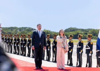 Presidente Bukele da la bienvenida a su homólogo de Costa Rica, Rodrigo Chaves