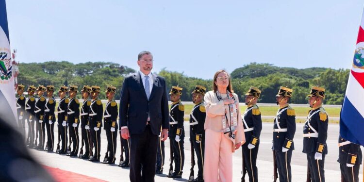 Presidente Bukele da la bienvenida a su homólogo de Costa Rica, Rodrigo Chaves