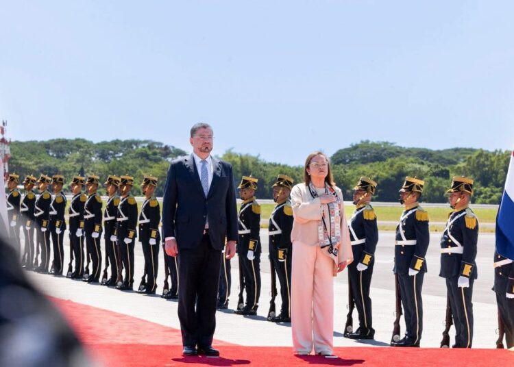Presidente Bukele da la bienvenida a su homólogo de Costa Rica, Rodrigo Chaves