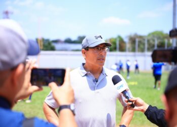Carlos Monterrosa recibe reconocimiento internacional por su liderazgo en el sóftbol
