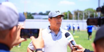Carlos Monterrosa recibe reconocimiento internacional por su liderazgo en el sóftbol