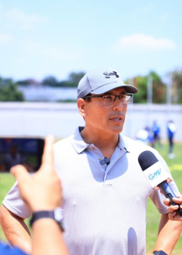 Carlos Monterrosa recibe reconocimiento internacional por su liderazgo en el sóftbol