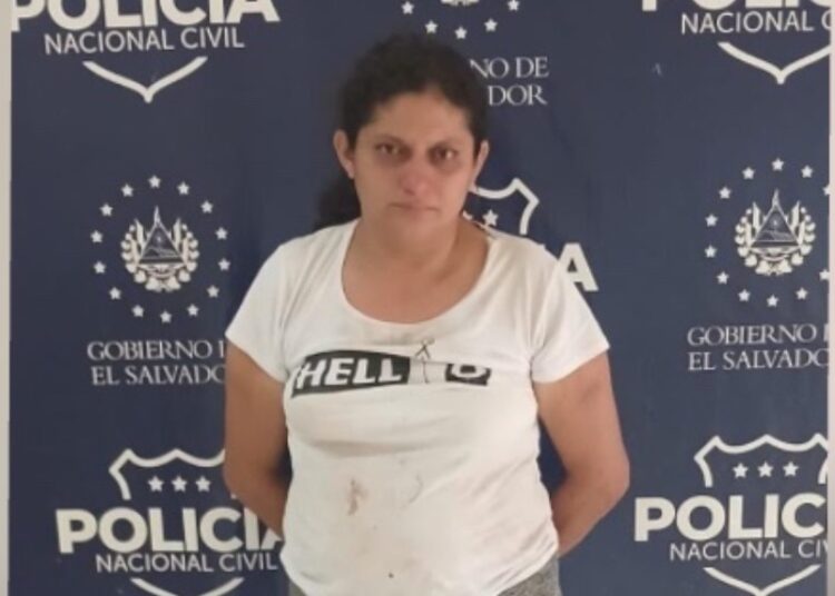Mujer roba dinero a su vecino y lo oculta bajo tierra en San Miguel