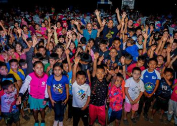 Santa Ana culmina giras navideñas; realiza entrega masiva de juguetes
