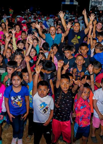 Santa Ana culmina giras navideñas; realiza entrega masiva de juguetes