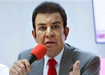 Salvador Nasralla asegura tener números y se declara: «ganador proyectado»