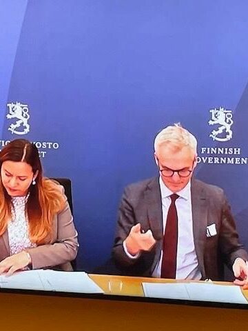 El Salvador firma acuerdo educativo con Finlandia