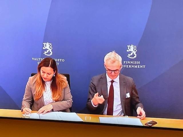 El Salvador firma acuerdo educativo con Finlandia