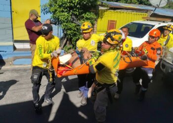 Hombre ebrio cae a barranco de 40 metros en San Salvador
