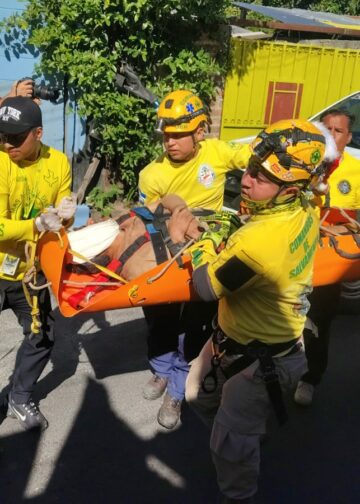 Hombre ebrio cae a barranco de 40 metros en San Salvador