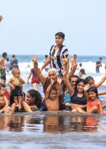 Familias abarrotan las playas y disfrutan la temporada en un ambiente seguro