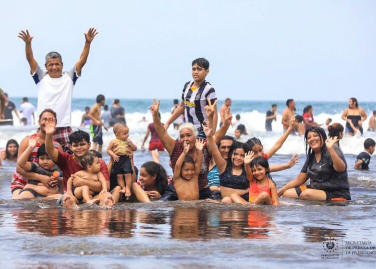 Familias abarrotan las playas y disfrutan la temporada en un ambiente seguro