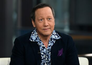 Rob Schneider felicita a El Salvador por Navidad y anuncia interés en visitar el país en 2026