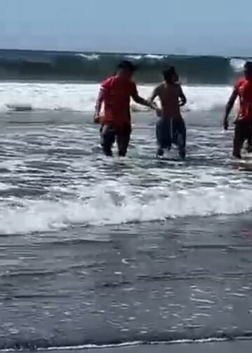 Guardavidas de Protección Civil rescatan a menor en playa Costa Azul