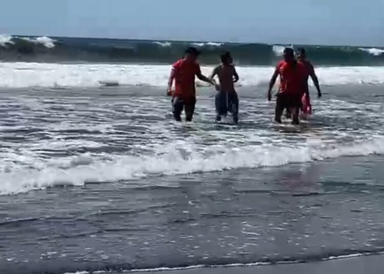 Guardavidas de Protección Civil rescatan a menor en playa Costa Azul