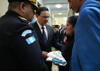 Guatemala despide con honores a agente emboscado por pandilleros
