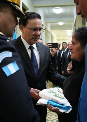 Guatemala despide con honores a agente emboscado por pandilleros