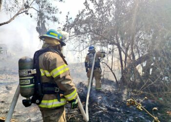 Bomberos sofocan dos incendios en predios baldíos de Sonsonate Este y Usulután