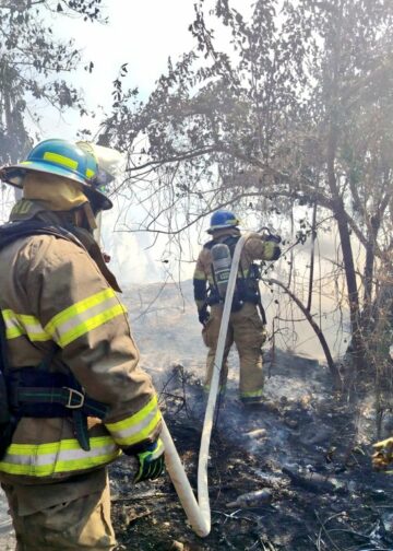 Bomberos sofocan dos incendios en predios baldíos de Sonsonate Este y Usulután