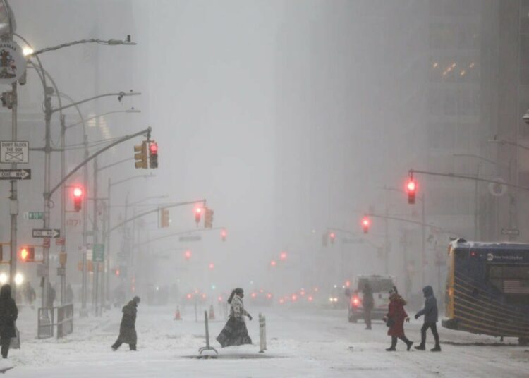 Tormenta invernal paraliza gran parte de Estados Unidos y deja decenas de víctimas