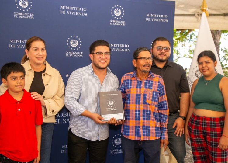 Frank Menjívar resalta entrega de escrituras y avances en procesos de legalización de comunidades en Cabañas