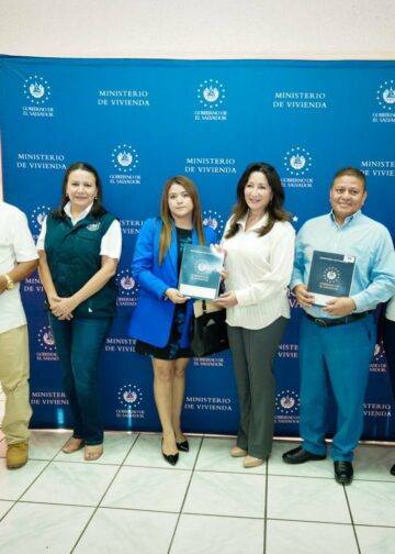 Gobierno entrega escrituras y hace justicia a familias afectadas por estafas en lotificaciones