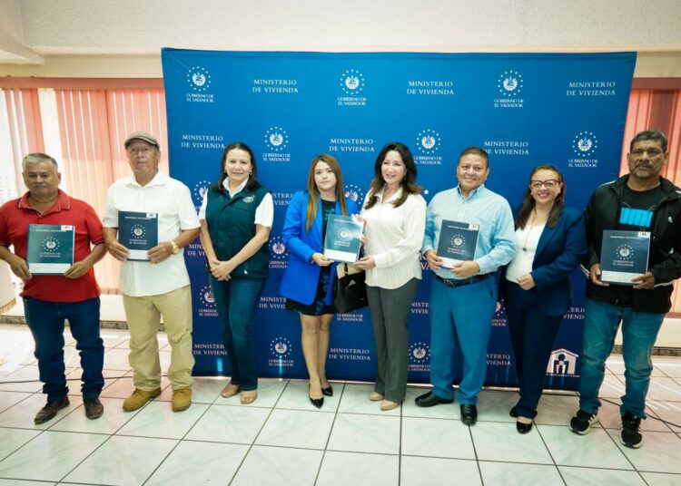 Gobierno entrega escrituras y hace justicia a familias afectadas por estafas en lotificaciones