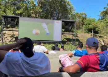 Salvadoreños viven la emoción del Clásico español en cines al aire libre
