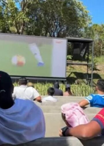 Salvadoreños viven la emoción del Clásico español en cines al aire libre