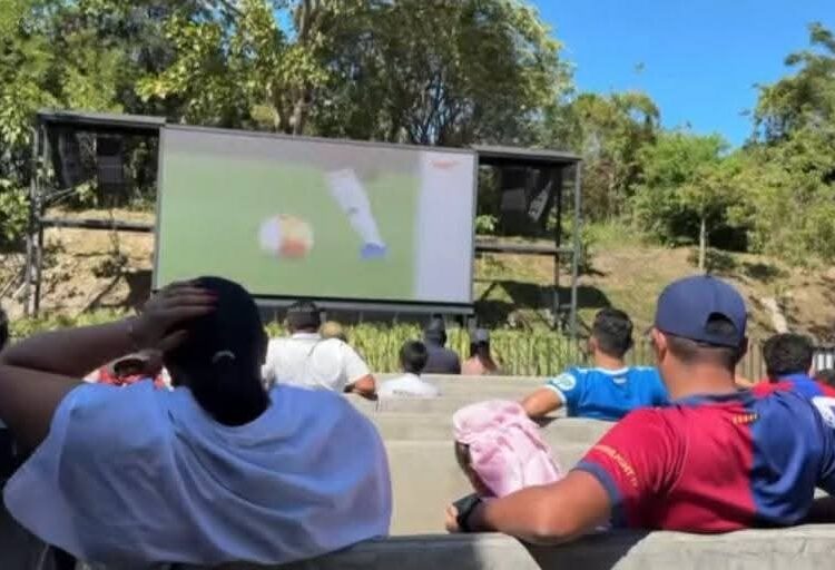 Salvadoreños viven la emoción del Clásico español en cines al aire libre