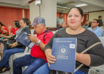 Gobierno de Bukele entrega escrituras a 156 familias estafadas por Argoz tras más de 40 años de espera