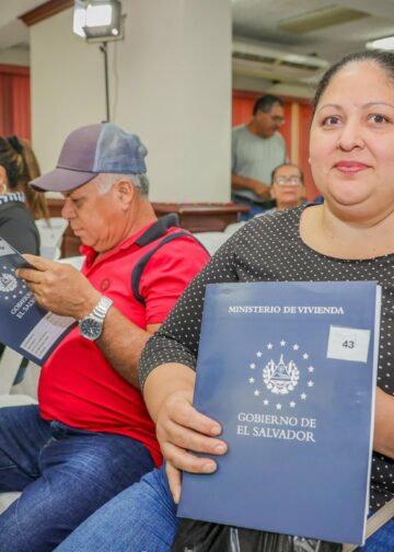 Gobierno de Bukele entrega escrituras a 156 familias estafadas por Argoz tras más de 40 años de espera