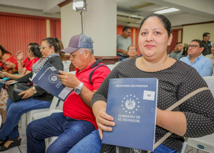 Gobierno de Bukele entrega escrituras a 156 familias estafadas por Argoz tras más de 40 años de espera