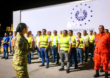 Ministra Karla Trigueros supervisa la descarga de miles de implementos escolares para el Paquete Escolar 2026