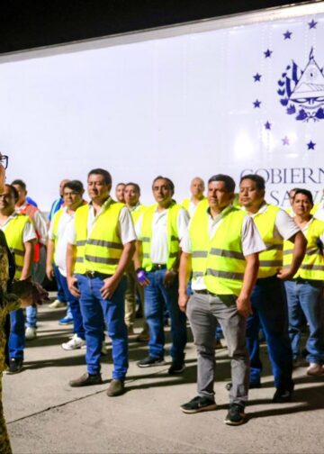 Ministra Karla Trigueros supervisa la descarga de miles de implementos escolares para el Paquete Escolar 2026