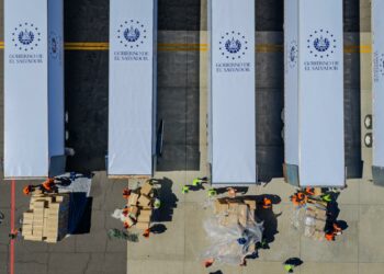 ¡Llegada masiva de zapatos escolares! Gobierno de Nayib Bukele los incluirá en el Paquete Escolar 2026