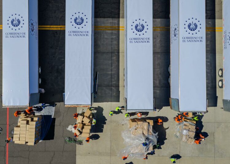 ¡Llegada masiva de zapatos escolares! Gobierno de Nayib Bukele los incluirá en el Paquete Escolar 2026