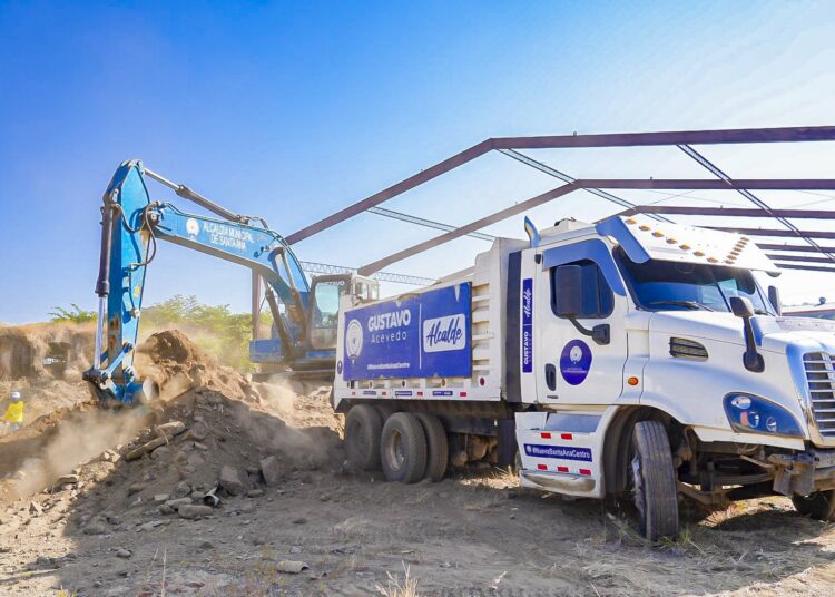Alcaldía de Santa Ana Centro refuerza obras del Mercado Central: llega más maquinaria